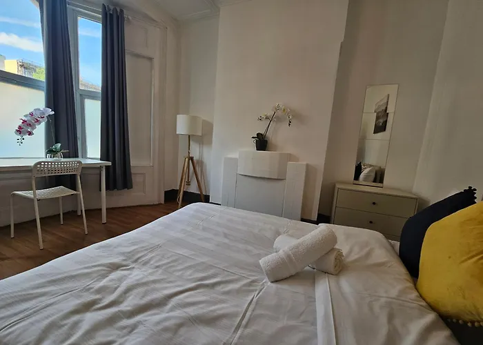 Family Room Near Queen Mary College