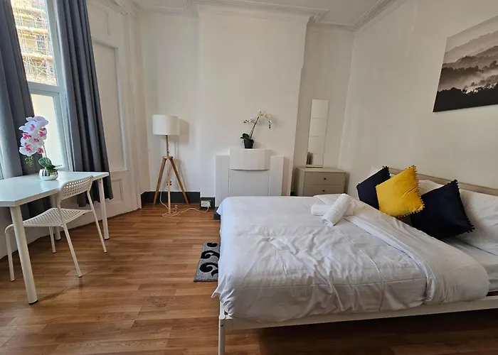 Family Room Near Queen Mary College